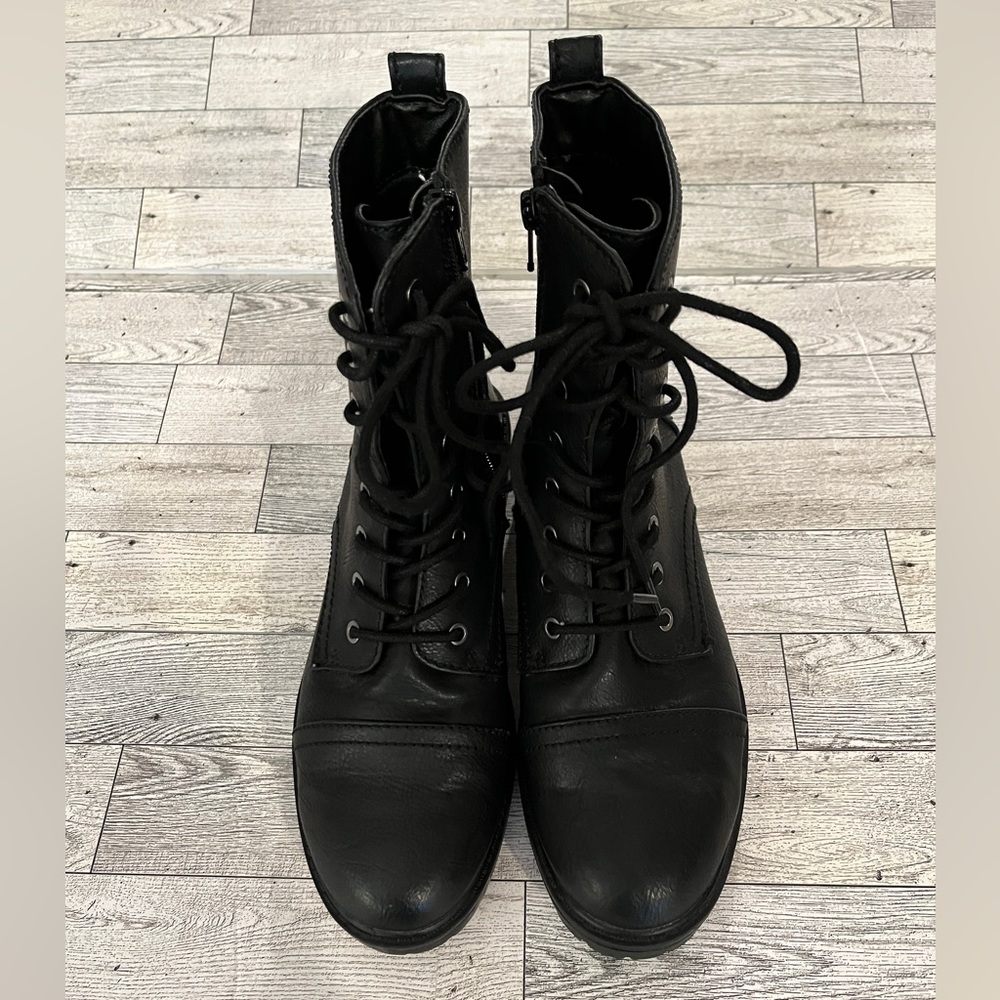 EUC Women’s Sz 8.5 Universal Thread Combat boots